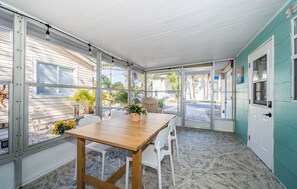 Dining - Walking distance to white sand beaches and turquoise Gulf waters. (Indian Rocks Beach)