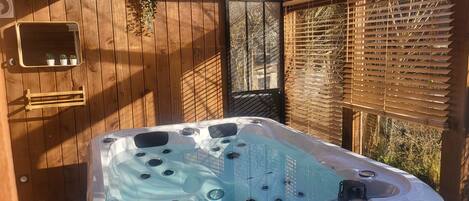 Tina de hidromasaje al aire libre