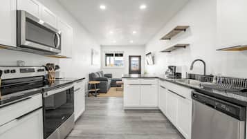 Réfrigérateur, micro-ondes, four, plaque de cuisson