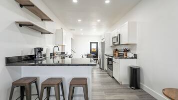 KĂŒhlschrank, Mikrowelle, Ofen, Herdplatte