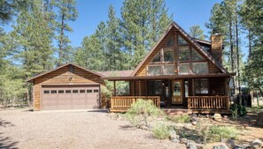 Exterior - Christmas Tree Retreat – Cozy Forest Getaway in Pinetop - Sleeps 8 (Pinetop Country Club)