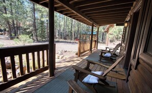 Terrace/patio - Christmas Tree Retreat – Cozy Forest Getaway in Pinetop - Sleeps 8 (Pinetop Country Club)