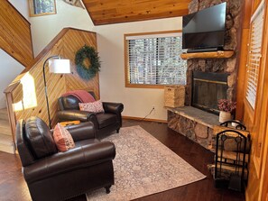 TV, fireplace - Christmas Tree Retreat – Cozy Forest Getaway in Pinetop - Sleeps 8 (Pinetop Country Club)