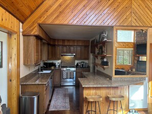 Microwave, oven, stovetop, dishwasher - Christmas Tree Retreat – Cozy Forest Getaway in Pinetop - Sleeps 8 (Pinetop Country Club)