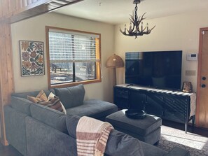 TV, fireplace - Christmas Tree Retreat – Cozy Forest Getaway in Pinetop - Sleeps 8 (Pinetop Country Club)