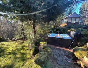 Outdoor spa tub - Timber River Cabin with hot tub and trail to river (Ashford)