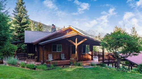 Timber River Cabin with hot tub and trail to river
