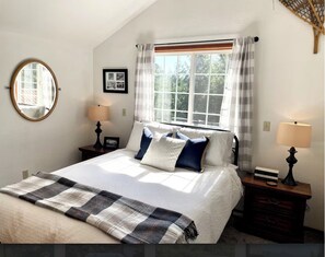 2 bedrooms, iron/ironing board, WiFi, bed sheets - Timber River Cabin with hot tub and trail to river (Ashford)