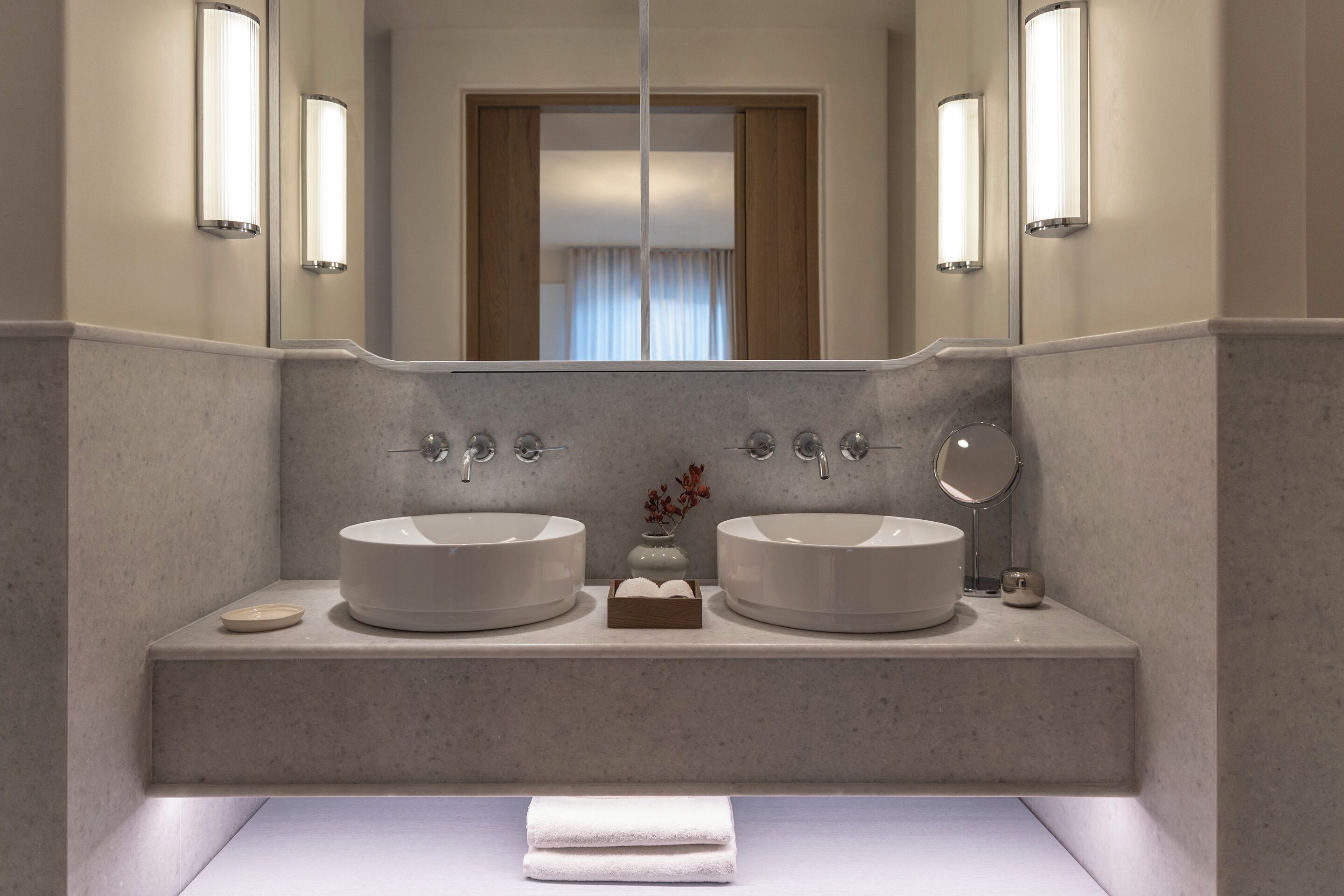 Douche, séchoir à cheveux, pantoufles, serviettes fournies