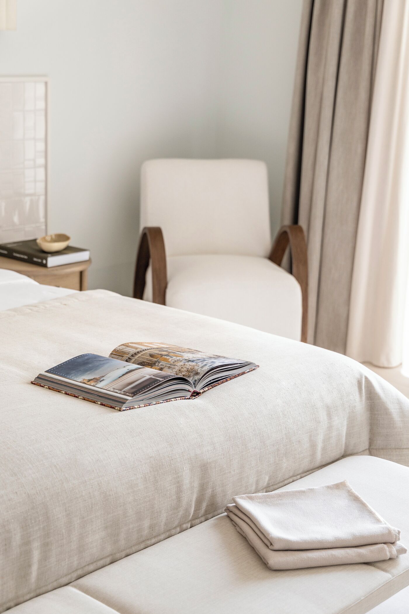 ميني بار وخزنة داخل الغرفة ومساحة عمل للكمبيوتر المحمول