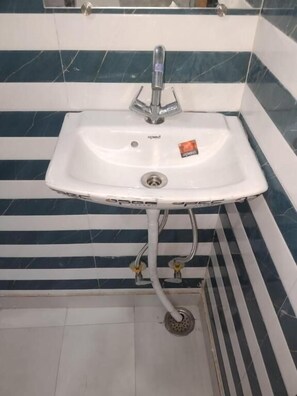 Bathroom - SHARDA INN (New Delhi)