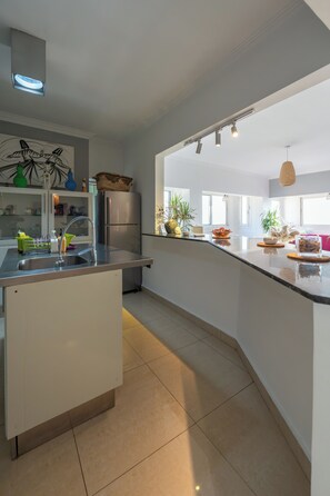 Fridge, microwave, oven, stovetop - 18th floor with Nile and city view I Jacuzzi | Smart-TV I Zamalek (Cairo Governorate)