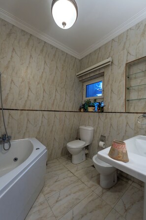 Shower, jetted bath, hair dryer, bidet - 18th floor with Nile and city view I Jacuzzi | Smart-TV I Zamalek (Cairo Governorate)