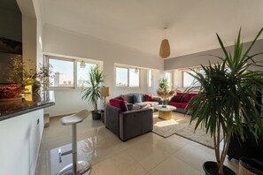 Interior - 18th floor with Nile and city view I Jacuzzi | Smart-TV I Zamalek (Cairo Governorate)