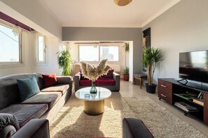 Smart TV - 18th floor with Nile and city view I Jacuzzi | Smart-TV I Zamalek (Cairo Governorate)