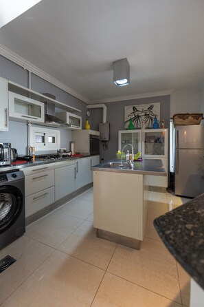 Fridge, microwave, oven, stovetop - 18th floor with Nile and city view I Jacuzzi | Smart-TV I Zamalek (Cairo Governorate)