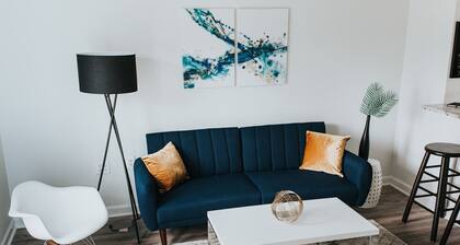 5 Minute Walk Downtown, Skyline Views from Deck