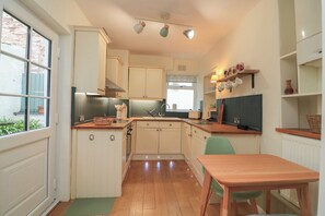 Cookware/dishes/utensils - Ivy Cottage (Dartmouth)