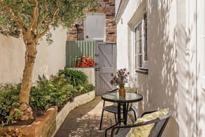 Outdoor dining - Ivy Cottage (Dartmouth)