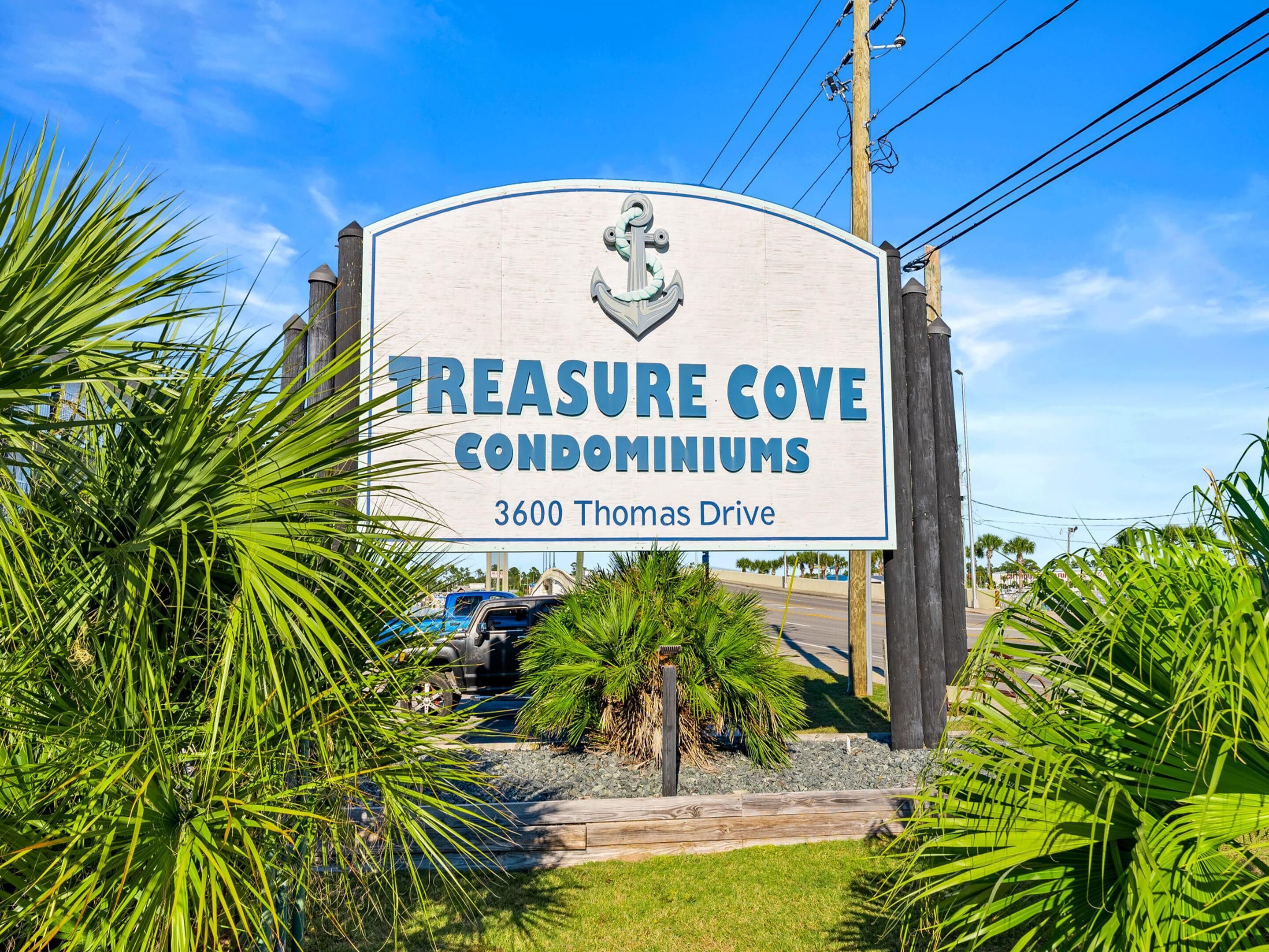 En skylt för bostadsrättskomplexet Treasure Cove, beläget på adressen 3600 Thomas Drive.