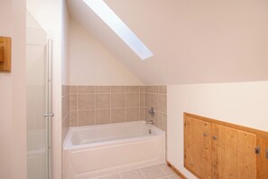 Douche, sèche-cheveux, serviettes fournies