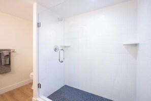 Douche, sèche-cheveux, serviettes fournies