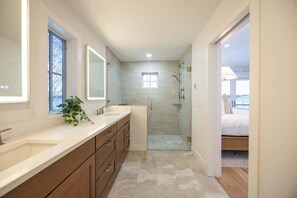 Dusj, hårføner og håndklær