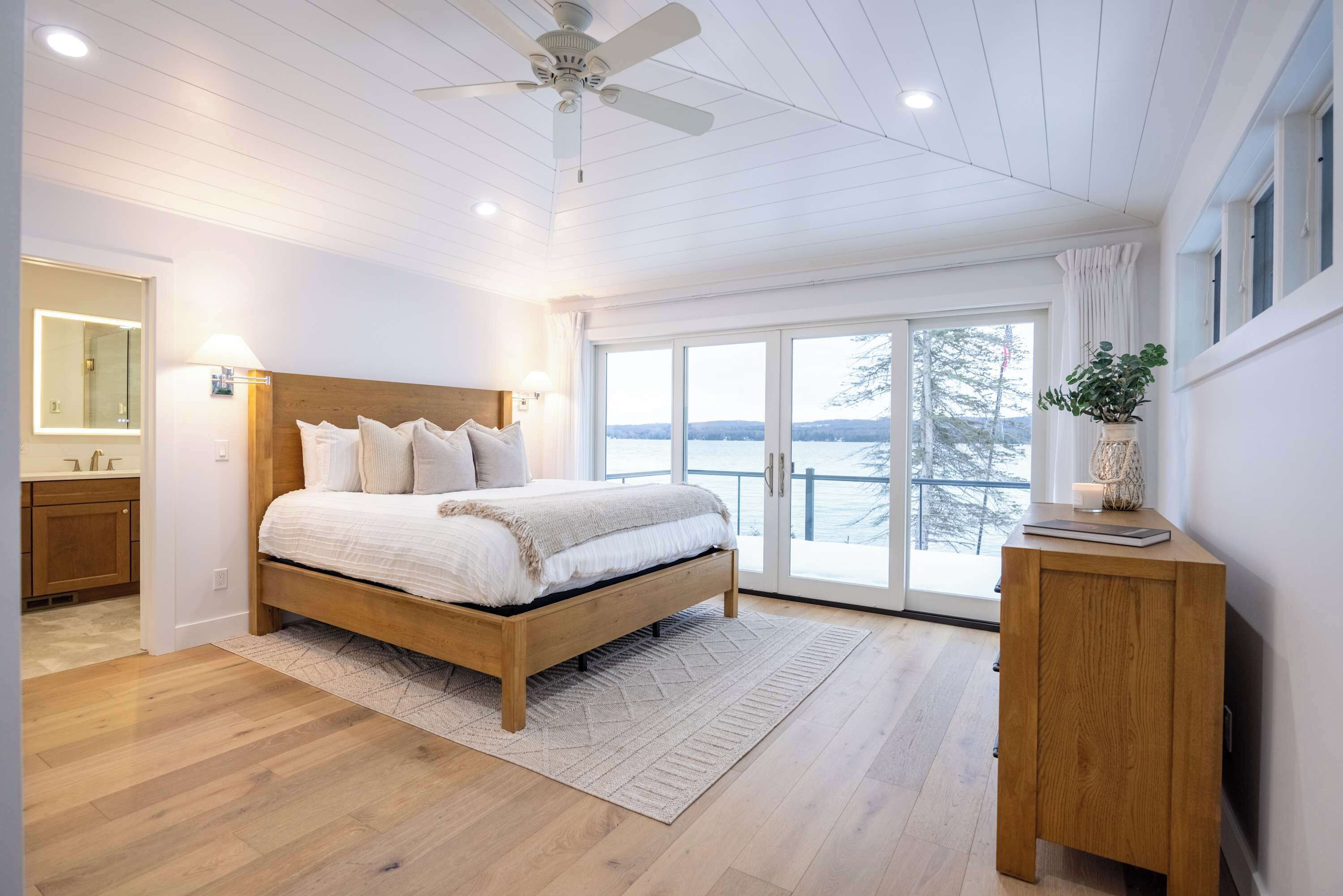 6 bedrooms, desk, iron/ironing board, WiFi