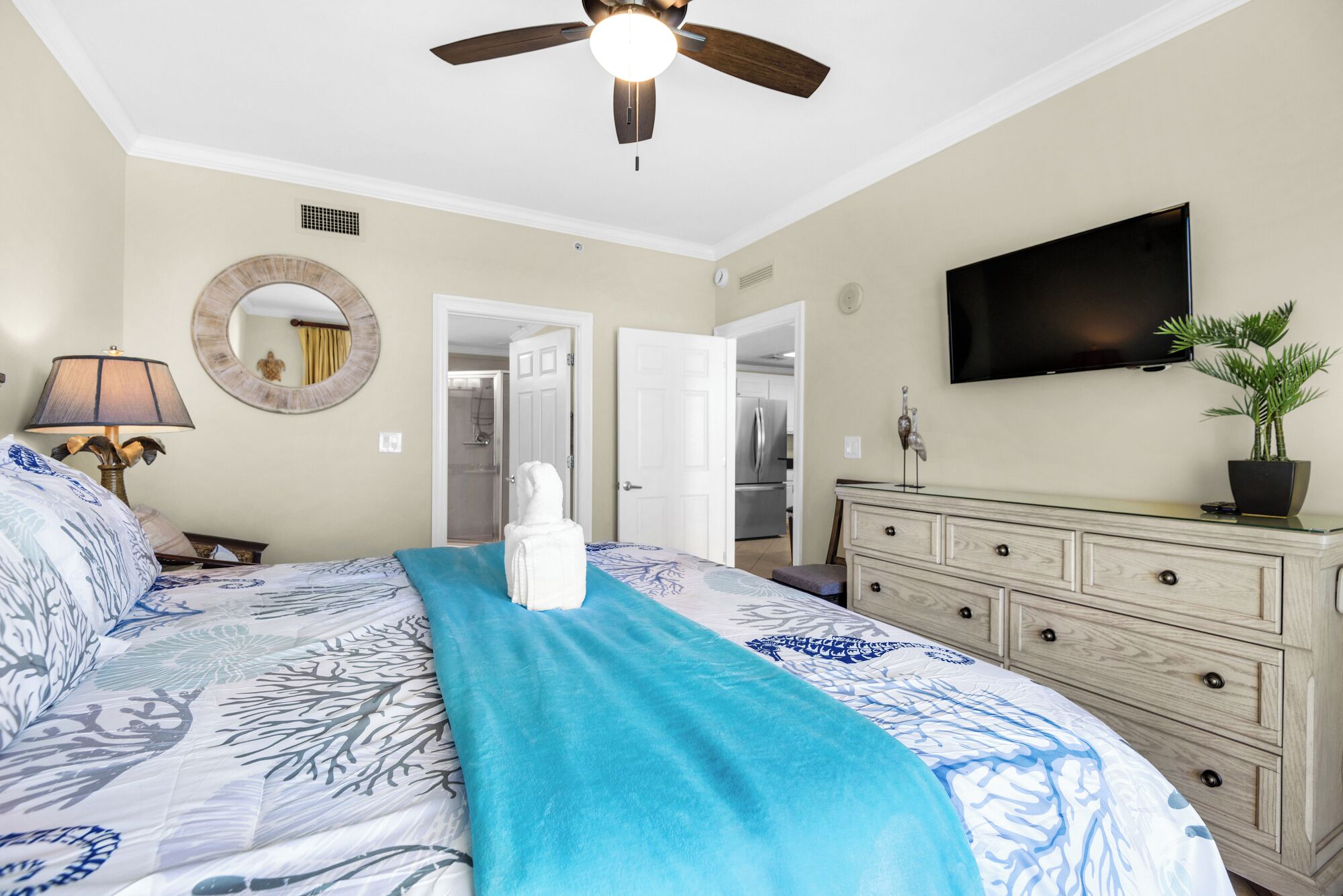 Travel crib, free WiFi, bed sheets