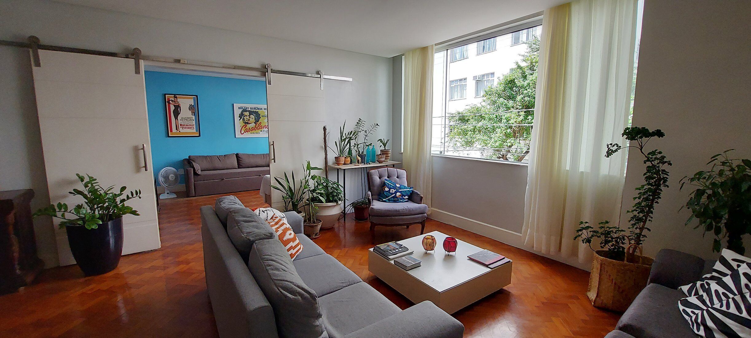 베이직 아파트 | 거실 공간 | 디지털 채널 시청이 가능한 42인치 스마트 TV, 스트리밍 서비스