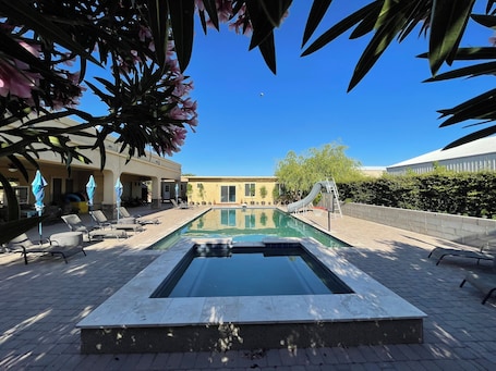 屋外プール. Unique 1-bdrm poolhouse with 24hr access to Pool & Jacuzzi