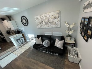 Living area - Unique 1-bedroom poolhouse with AC in north Phoenix (Phoenix)