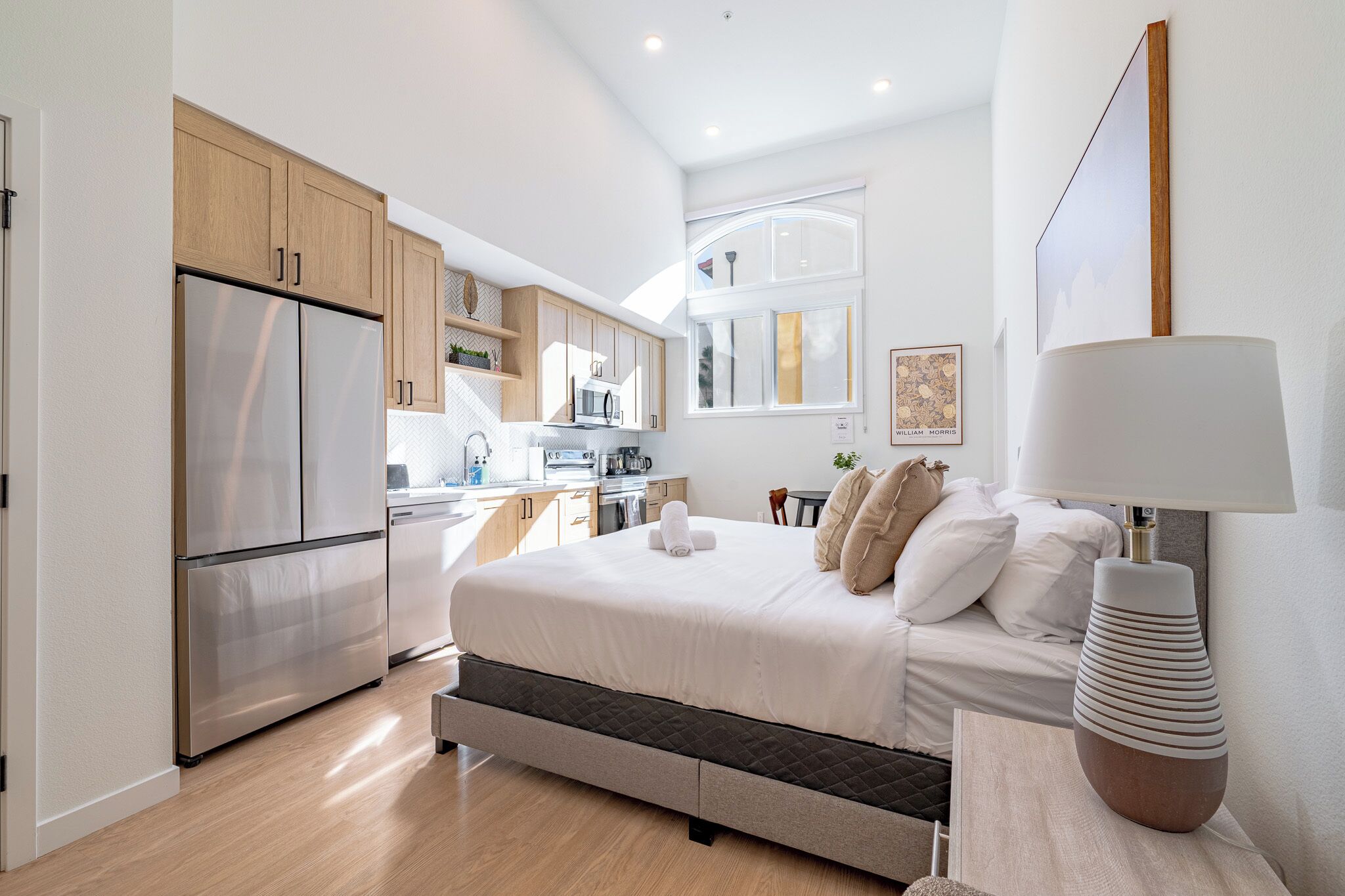 Tabla de planchar con plancha, wifi gratis y ropa de cama 