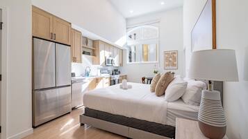 Tabla de planchar con plancha, wifi gratis y ropa de cama