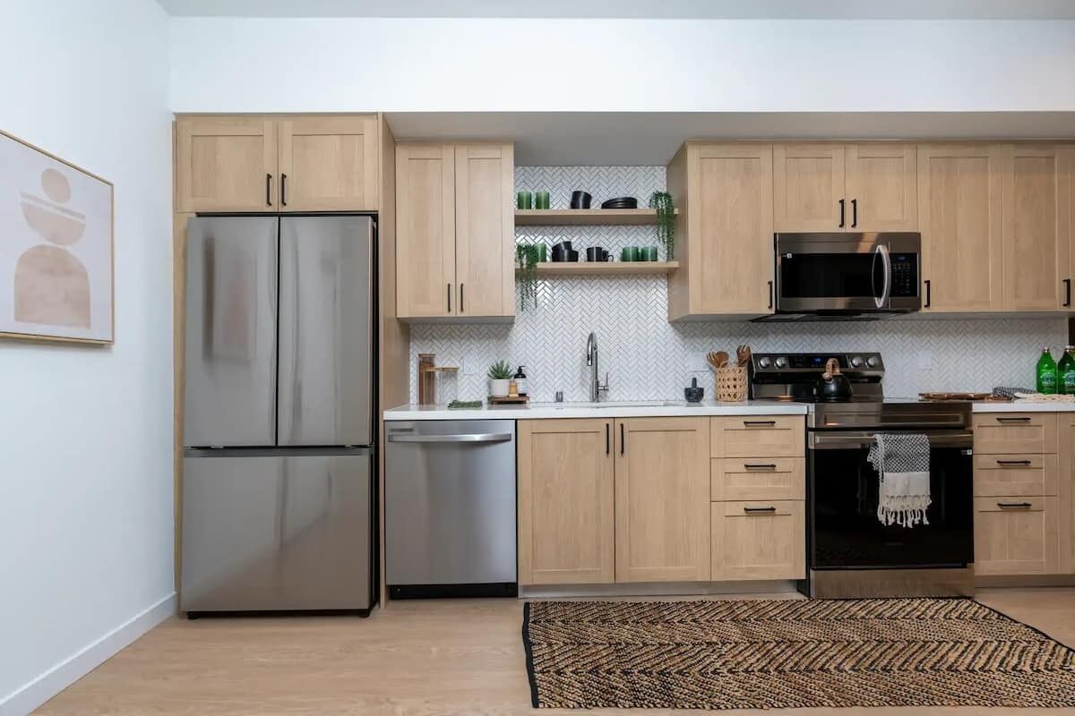 Kjøleskap, mikrobølgeovn, ovn og kokeplater