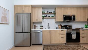 Kjøleskap, mikrobølgeovn, ovn og kokeplater