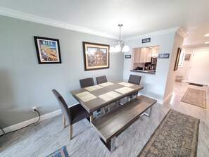Kondominium, Beberapa Tempat Tidur, balkon, pemandangan kolam renang (Summerhouse 218) | Tempat makan