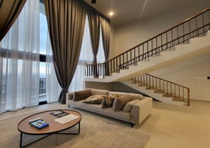 듀플렉스, 퀸사이즈침대 2개 | 거실 공간 | 디지털 채널 시청이 가능한 55인치 스마트 TV