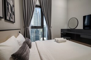 Minibar, desk, free WiFi, bed sheets - Isola Klcc Hotel, Trademark Collection By Wyndham (Kuala Lumpur)