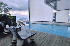 Outdoor pool - Isola Klcc Hotel, Trademark Collection By Wyndham (Kuala Lumpur)