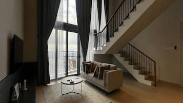 Dupleks, 2 Tempat Tidur Queen | Minibar, meja kerja, Wi-Fi gratis, dan seprai linen