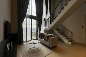 Minibar, desk, free WiFi, bed sheets - Isola Klcc Hotel, Trademark Collection By Wyndham (Kuala Lumpur)