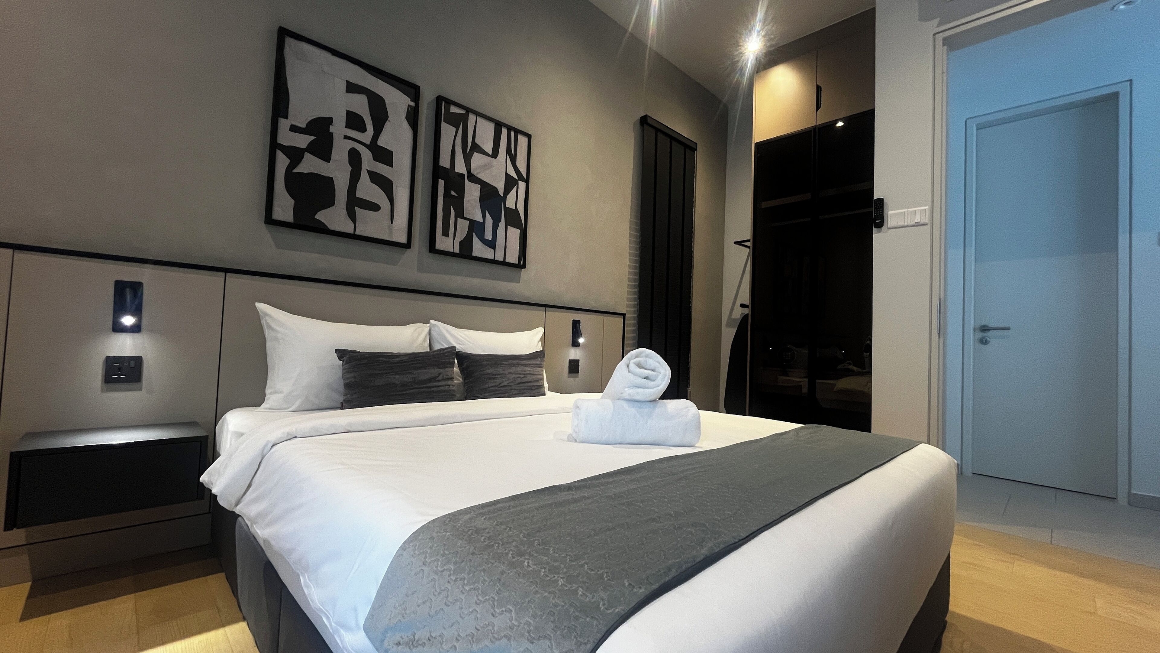 Minibar, desk, free WiFi, bed sheets