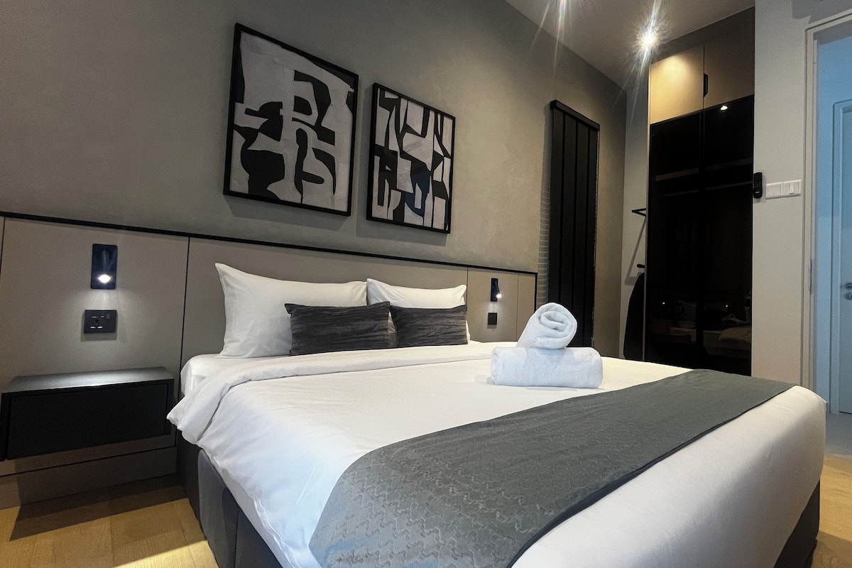 Minibar, desk, free WiFi, bed sheets