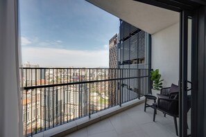Terrace/patio - Isola Klcc Hotel, Trademark Collection By Wyndham (Kuala Lumpur)