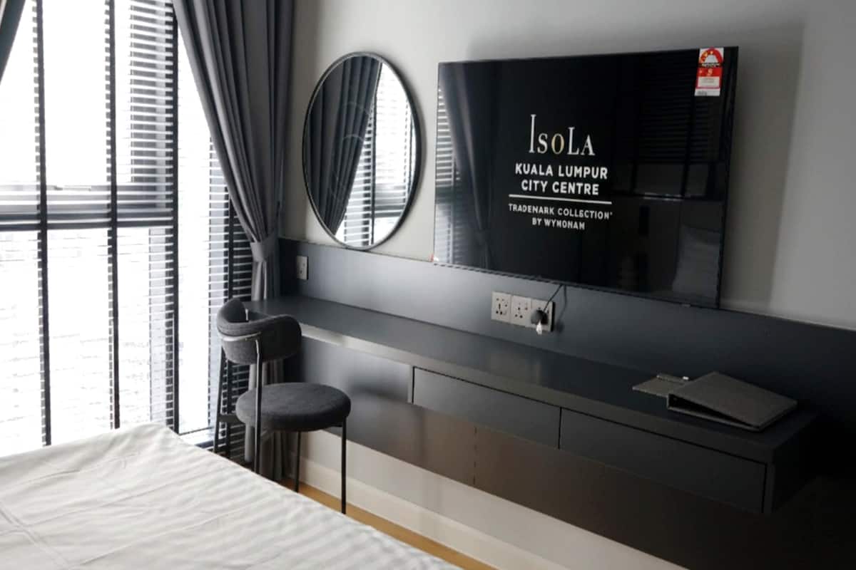 Minibar, free WiFi, bed sheets