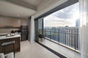 Zimmer, 1 Queen-Bett, Stadtblick | Wohnbereich | 55-Zoll-Smart-TV mit Digitalempfang