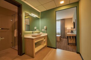 Quarto superior, 1 cama King, para não fumantes | Banheiro | Chuveiro com efeito de chuva, secador de cabelo, toalhas de banho 