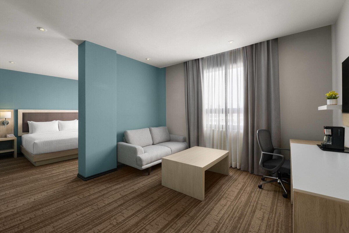 Suite junior, 1 cama King size, para no fumadores | Cunas gratuitas, wifi gratis y ropa de cama 