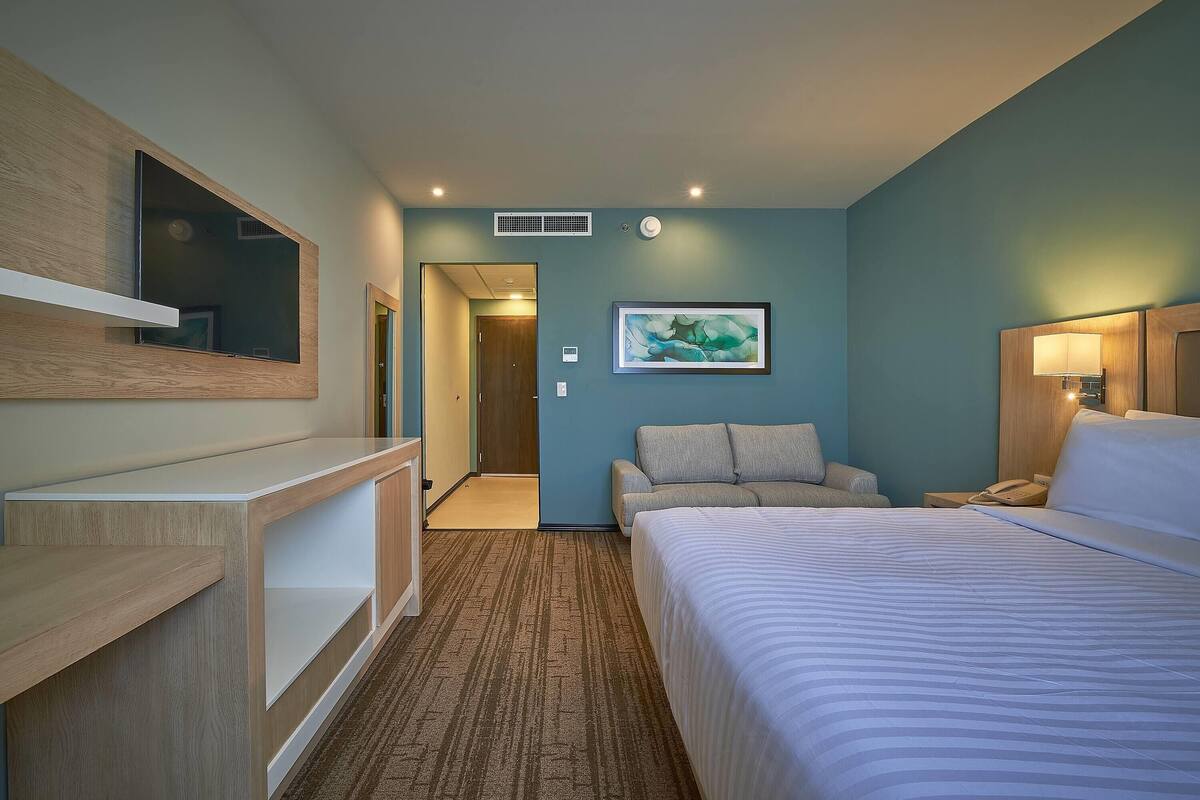 Superior Room, 1 King Bed, Non Smoking | Cribs (free), WiFi (free), bed sheets